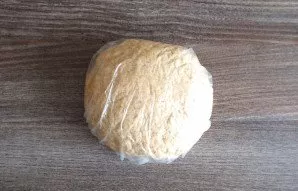 Wrap the resulting dough in a bag and keep it in the refrigerator for 30 minutes.