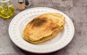 Heat the pita in a toaster or in a pan covered for 2 minutes on each side. Then cut the pita, but not completely.