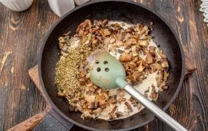 In olive oil, fry the onion until tender, add mushrooms, fry until golden brown. Pour in the cream, bring to a boil, add dried oregano, s...