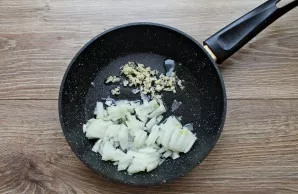 Chop the onion, peel the garlic and finely chop it. Pour vegetable oil into the pan and heat it, add the vegetables and fry on medium hea...