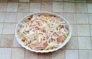 Peel a large onion, wash and cut into half rings. Put on top of the chicken fillet.