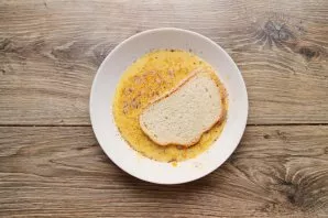 Pour vegetable oil into the pan, pour in the butter and heat over low heat. Immerse each piece of baguette in the milk mixture and hold f...