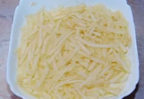 Peel and grate the apples. Grease with a little mayonnaise.