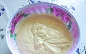 Pour hot water (not boiling), mix well. Leave the dough for 10-15 minutes.