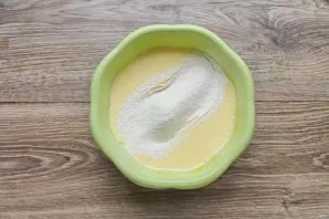 Mix flour with baking powder and sift into a bowl, add vanilla sugar.