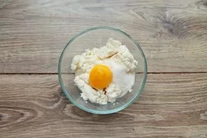 For the filling, mix ricotta, sugar, egg, vanilla sugar until smooth.