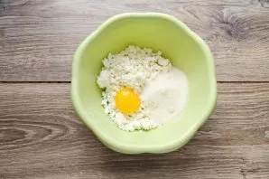 Put cottage cheese, egg and sugar in a bowl, mix until smooth.