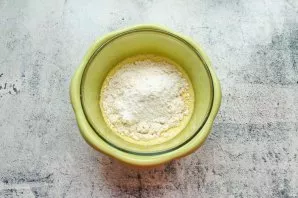 Mix flour with baking powder and sift into a bowl with eggs, milk and vegetable oil. Knead the liquid dough without lumps.