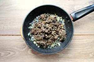 Grind the boiled mushrooms with a meat grinder and put in a pan with fried onions. Stir and bake for 5-10 minutes until the liquid evapor...