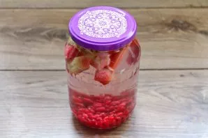 Fill the jar with boiling water and cover with a boiled lid. Leave for 10 minutes.