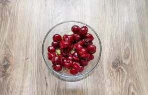 Remove the seeds from the cherries, drain the juice. Add them to the rhubarb bowl.
