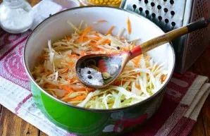 Mix the cabbage with carrots, salt and mix again. Also put a few peppercorns in it.