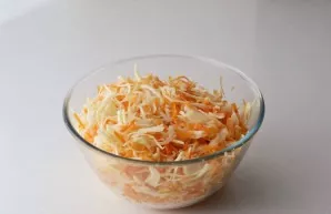 Put the carrots in a bowl with cabbage, add salt and mix everything thoroughly with a light squeeze with your hands.
