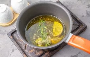 Heat for another minute on minimal heat, remove from the stove. Leave the oil to cool.