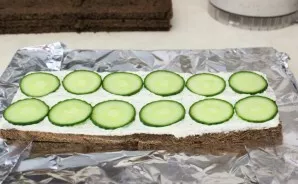 Finely chop the cucumber and put on top of the cream cheese.