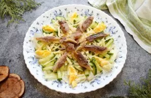 Remove skin and bones from smoked herring. Break the fillet into pieces and put the fish on top of the salad.