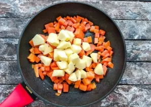 Wash the apples, peel them, remove the core, cut into small pieces, put in a pan with pumpkin, stir and simmer for 2-3 minutes.