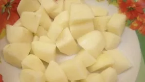 Peel the potatoes, rinse under running water and cut into small cubes.