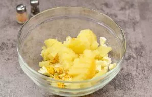 Boil the potatoes. Peel the potatoes and cut into small cubes, transfer the potatoes to the salad.