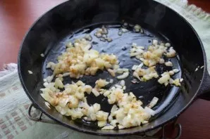 Fry the onions in a pan.
