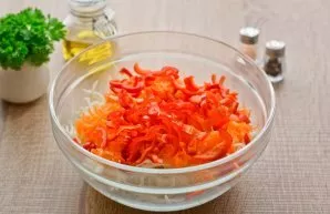 Peel the sweet peppers and cut into thin strips. Put the peppers in a bowl with cabbage and carrots.