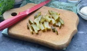 Cut the pickled cucumbers.