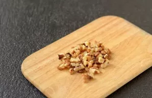 Wash the beans, cut off the tails, cut into 2-3 parts. Boil in salted water for 5-7 minutes.