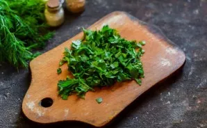 Wash and dry the greens, chop finely.