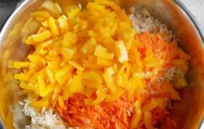 Add chopped pepper, salt, oil and lemon juice. Mix.