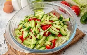 Wash and dry fresh cucumbers, cut into thin strips. Add to vegetables.
