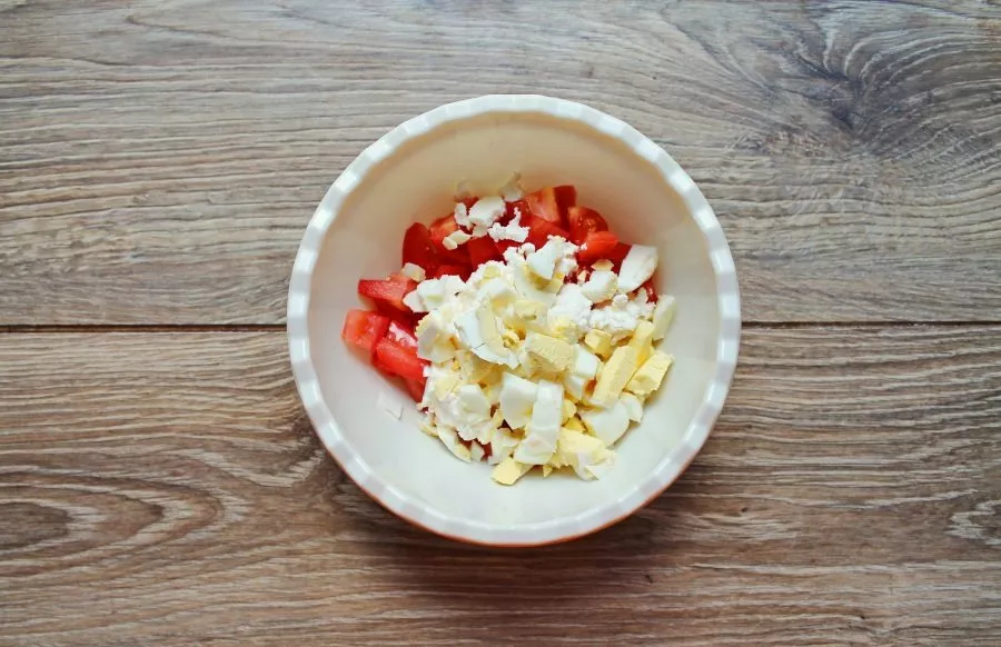 Peel the egg and cut it into cubes, put it in a bowl with ricotta and tomatoes.