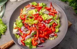 Remove the seeds of sweet peppers, cut the pulp into thin strips, put in a salad bowl.