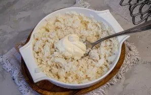 Add 1-1.5 tablespoons of mayonnaise to the cooled rice and mix.