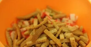 Put the toast in the salad bowl.