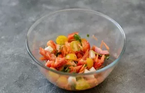 Sprinkle the salad with white wine vinegar and olive oil. Salt and pepper to taste. Stir.