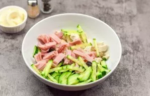 Put the prepared ingredients in a salad bowl.