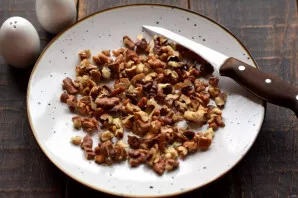 Chop the walnuts with a knife into medium-sized pieces so that they feel good in the salad.