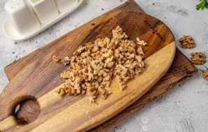 Dry the walnuts for 1-2 minutes in a dry frying pan, so they will reveal their aroma and taste. Then cut into pieces with a knife.