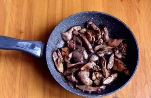 Carefully remove the chicken liver from the tubules and films, rinse with cold water and dry with a napkin. Cut into large pieces and fry...