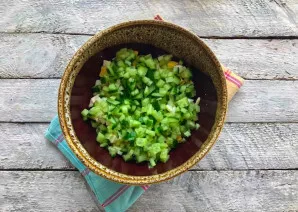 Rinse the cucumber well under running water, dry with a paper towel and cut into small cubes.