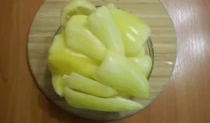 Remove the seeds from the peppers, cut off the tails.