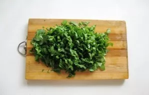 Cut off the stems of sorrel, wash and chop.