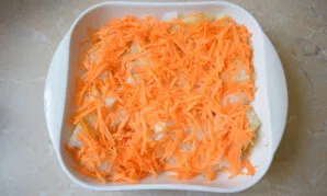 Grate peeled carrots on a coarse grater and put on top of the fish.