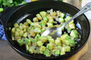 In vegetable oil, fry zucchini with onions, stir and fry for 3-4 minutes.