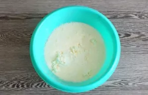 Pour cottage cheese-butter mass, kefir, soda into a bowl with egg mass. Stir.