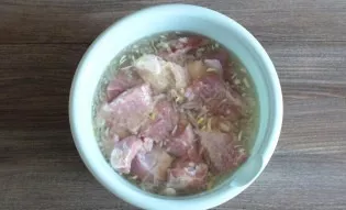 Pour cucumber marinade. Stir the meat with your hands. Cover the bowl with cling film and put in the refrigerator for 4-8 hours.