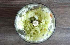 Cut the onions and apples into small pieces.