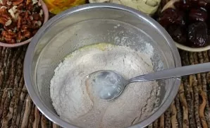 Extinguish the soda with vinegar and pour into a bowl. Knead the dough.