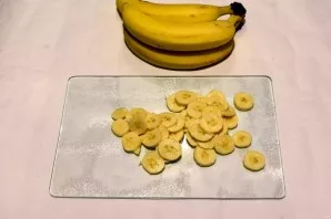 Peel the banana and cut into thin slices. Approximately one medium banana is placed on one layer of cake.