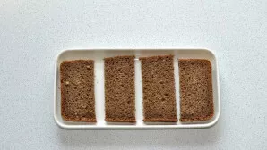Cut the bread into small slices.